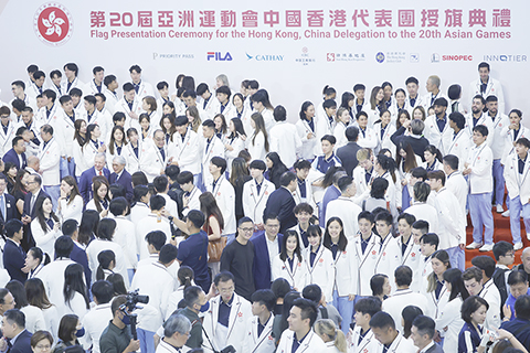 ◎ 九月一日,中國香港體育協會暨奧林匹克委員會在沙田新城市廣場舉行第二十屆亞洲運動會中國香港代表團授旗典禮。今屆亞運會將於九月十九日至十月四日在日本愛知縣名古屋舉行,中國香港將派出超過八百人的代表團,當中包括約五百八十名運動員,參與三十多個體育項目。圖為港隊運動員代表在授旗儀式現場拍照留念。(香港中通社記者陳奕啟 攝)