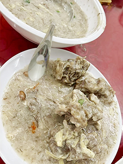 ◎ 豬骨粥要分開粥和鹹骨上枱,份量驚人。