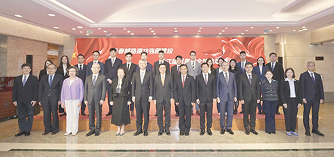 ◎ 九月八日,第三批由國家推送的香港特區青年公務人員赴聯合國系統任職發佈儀式在香港舉行。圖為香港特區行政長官李家超(前排左七)等嘉賓與即將赴聯合國系統任職的青年公務人員合影。(香港特區政府新聞處 供圖)