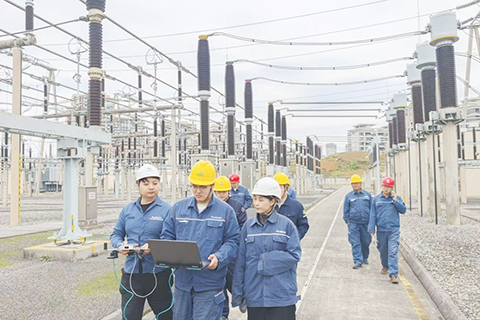◎ 八月三十日,來自南方電網貴州電力科學研究院物聯網中心的專家團隊在貴州一變電站測試北斗模塊。(新華社發)