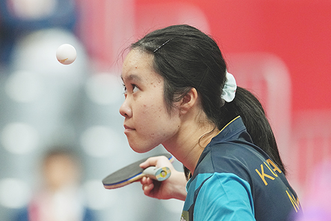 ◎ 九月二十一日,中國澳門選手關卓琳在比賽中。亞運乒乓球項目女團小組賽中,中國澳門以三比一戰勝尼泊爾隊。(香港中通社圖片)