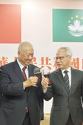 ◎ 岑浩輝和何厚鏵在中總國慶酒會上互相祝酒。
