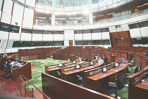 ◎ 十月七日,香港立法會一連三天舉行會議,就《香港第一個五年規劃》議案及《行政長官二0二六年施政報告》議案進行合併辯論。圖為會議現場。(香港中通社記者 謝光磊 攝)