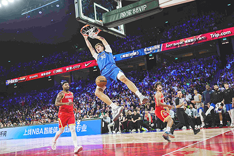 ◎ 威尼斯綜藝館內,獨行俠與火箭激烈交鋒,各勝一場。