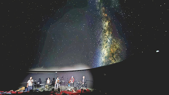 ◎ 大家在星空下「觀星」和享受音樂。
