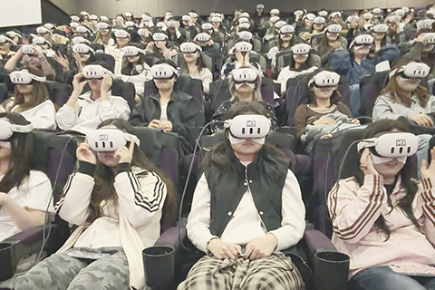 ◎ 觀影現場,觀眾正在調試VR頭顯。(香港中通社)