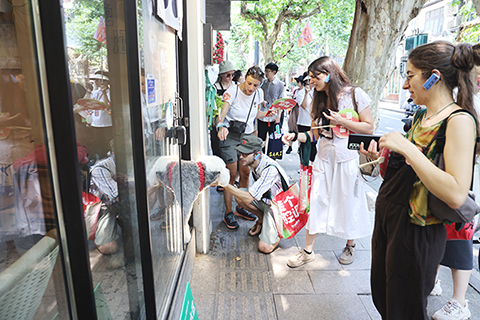 2025年6月28日,上海街邊的特色小店吸引意大利學生。當日,正在上海研學的二十幾位意大利學生在南昌路Citywalk,學生們在梧桐街區邂逅科學與生態之美 。(中新社記者 湯彥俊 攝)